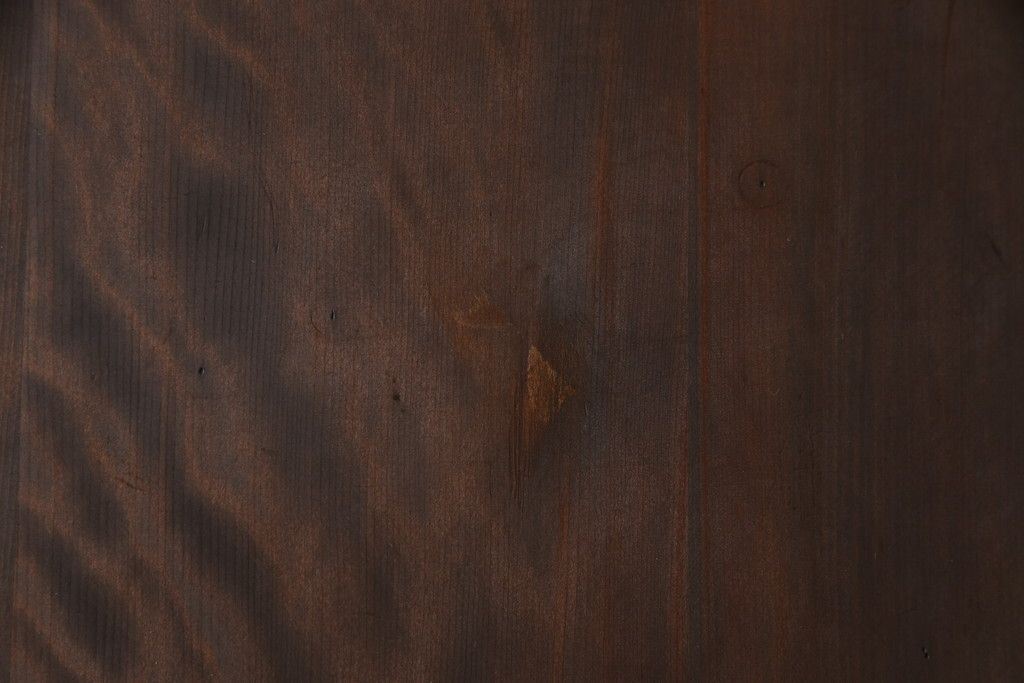 無双戸の大きさを変えてリメイク!ご希望のサイズに加工し、新たに戸枠を制作。上吊り戸車仕様し、揺れ止め溝を加工。現状の色をベースに着色仕上げ。