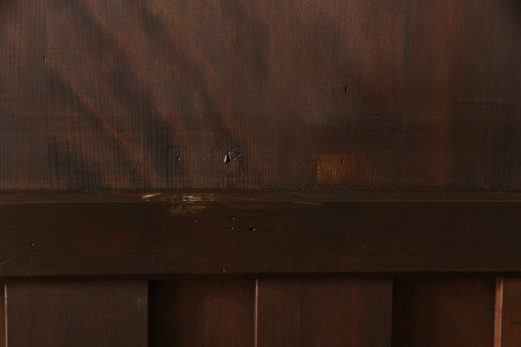 無双戸の大きさを変えてリメイク!ご希望のサイズに加工し、新たに戸枠を制作。上吊り戸車仕様し、揺れ止め溝を加工。現状の色をベースに着色仕上げ。