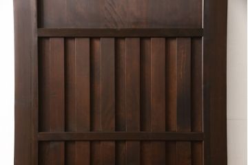 無双戸の大きさを変えてリメイク!ご希望のサイズに加工し、新たに戸枠を制作。上吊り戸車仕様し、揺れ止め溝を加工。現状の色をベースに着色仕上げ。