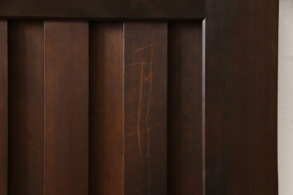 無双戸の大きさを変えてリメイク!ご希望のサイズに加工し、新たに戸枠を制作。上吊り戸車仕様し、揺れ止め溝を加工。現状の色をベースに着色仕上げ。