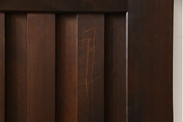 無双戸の大きさを変えてリメイク!ご希望のサイズに加工し、新たに戸枠を制作。上吊り戸車仕様し、揺れ止め溝を加工。現状の色をベースに着色仕上げ。