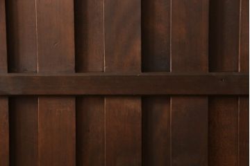 無双戸の大きさを変えてリメイク!ご希望のサイズに加工し、新たに戸枠を制作。上吊り戸車仕様し、揺れ止め溝を加工。現状の色をベースに着色仕上げ。