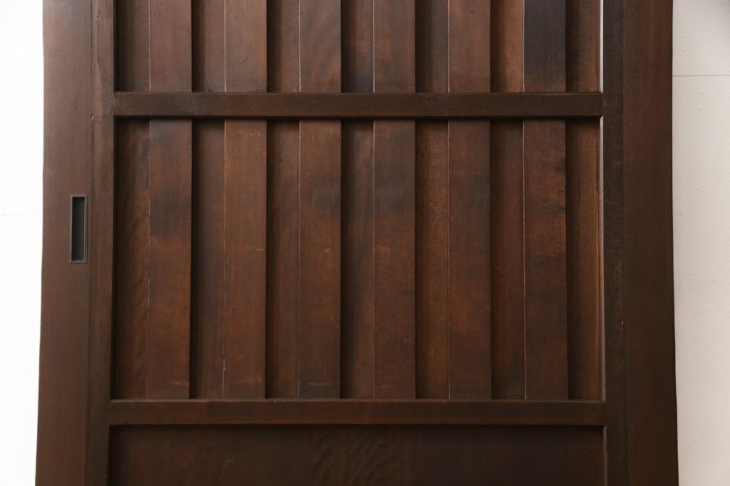 無双戸の大きさを変えてリメイク!ご希望のサイズに加工し、新たに戸枠を制作。上吊り戸車仕様し、揺れ止め溝を加工。現状の色をベースに着色仕上げ。