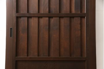 無双戸の大きさを変えてリメイク!ご希望のサイズに加工し、新たに戸枠を制作。上吊り戸車仕様し、揺れ止め溝を加工。現状の色をベースに着色仕上げ。