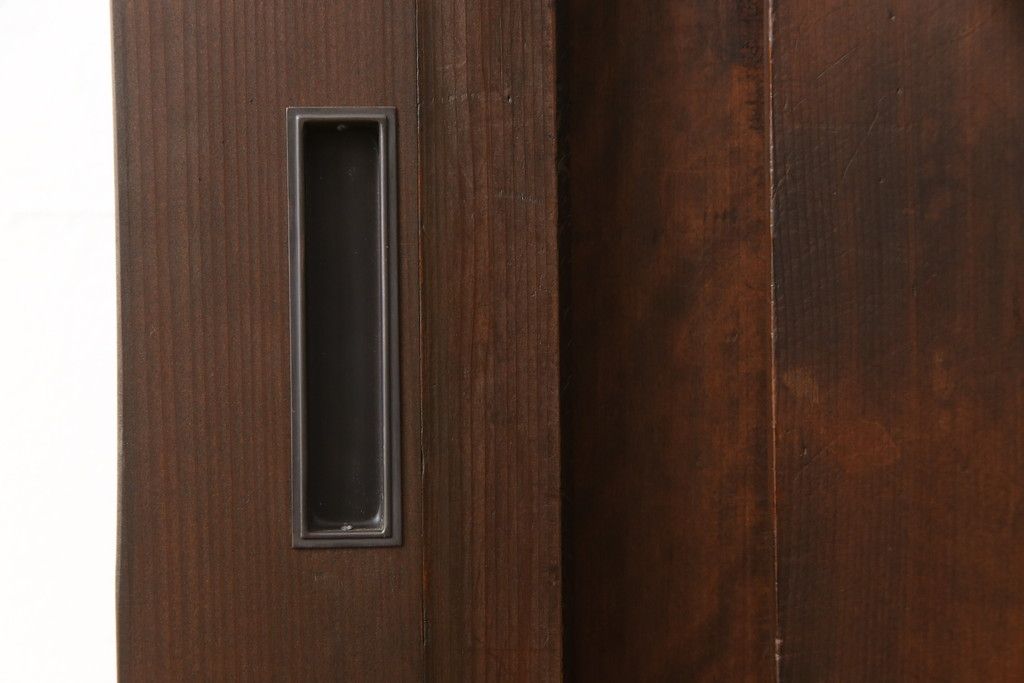 無双戸の大きさを変えてリメイク!ご希望のサイズに加工し、新たに戸枠を制作。上吊り戸車仕様し、揺れ止め溝を加工。現状の色をベースに着色仕上げ。