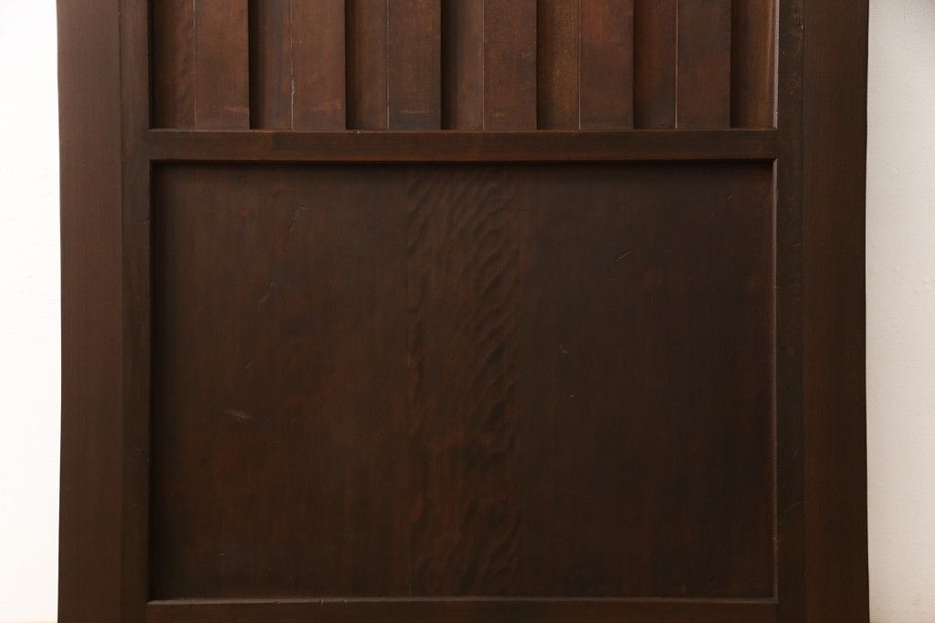 無双戸の大きさを変えてリメイク!ご希望のサイズに加工し、新たに戸枠を制作。上吊り戸車仕様し、揺れ止め溝を加工。現状の色をベースに着色仕上げ。