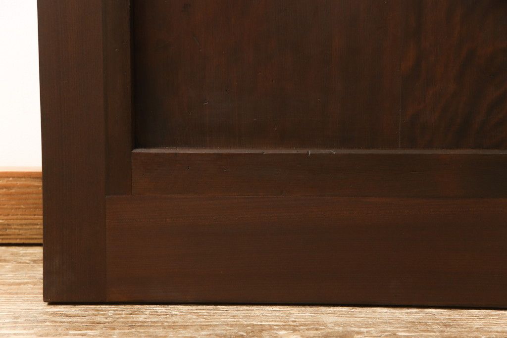 無双戸の大きさを変えてリメイク!ご希望のサイズに加工し、新たに戸枠を制作。上吊り戸車仕様し、揺れ止め溝を加工。現状の色をベースに着色仕上げ。