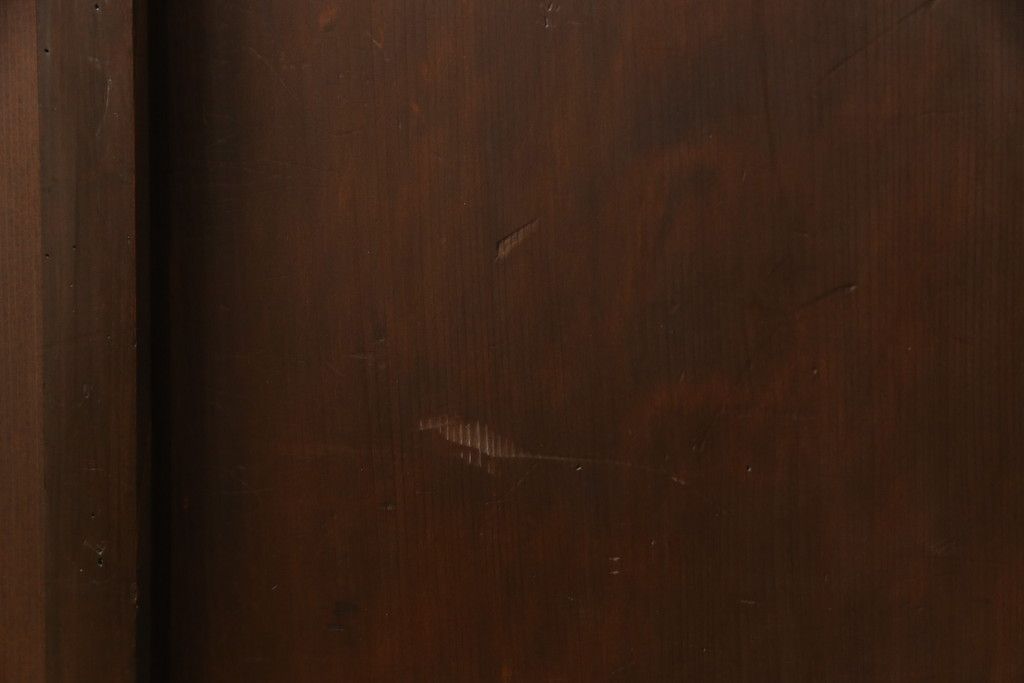 無双戸の大きさを変えてリメイク!ご希望のサイズに加工し、新たに戸枠を制作。上吊り戸車仕様し、揺れ止め溝を加工。現状の色をベースに着色仕上げ。