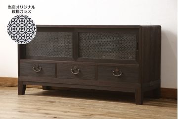 3段重ね桐箪笥を2つのサイドボードとローチェストにリメイク!上段は引き戸にガラスをはめ込み、引手を交換。チェス系に着色。中段は内部中央に仕切りを製作し衣装盆を8杯に変更。オーク系に着色。上・中段は天板を補強し、脚を取り付け。下段は高品質リペアを施し、クリアワックス仕上げに。