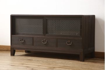 3段重ね桐箪笥を2つのサイドボードとローチェストにリメイク!上段は引き戸にガラスをはめ込み、引手を交換。チェス系に着色。中段は内部中央に仕切りを製作し衣装盆を8杯に変更。オーク系に着色。上・中段は天板を補強し、脚を取り付け。下段は高品質リペアを施し、クリアワックス仕上げに。