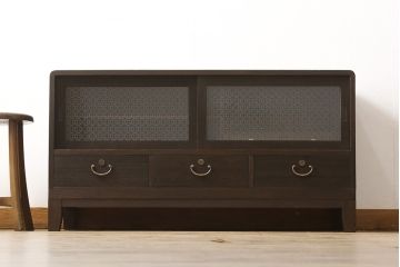 3段重ね桐箪笥を2つのサイドボードとローチェストにリメイク!上段は引き戸にガラスをはめ込み、引手を交換。チェス系に着色。中段は内部中央に仕切りを製作し衣装盆を8杯に変更。オーク系に着色。上・中段は天板を補強し、脚を取り付け。下段は高品質リペアを施し、クリアワックス仕上げに。