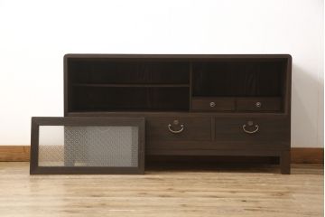 3段重ね桐箪笥を2つのサイドボードとローチェストにリメイク!上段は引き戸にガラスをはめ込み、引手を交換。チェス系に着色。中段は内部中央に仕切りを製作し衣装盆を8杯に変更。オーク系に着色。上・中段は天板を補強し、脚を取り付け。下段は高品質リペアを施し、クリアワックス仕上げに。