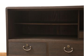 3段重ね桐箪笥を2つのサイドボードとローチェストにリメイク!上段は引き戸にガラスをはめ込み、引手を交換。チェス系に着色。中段は内部中央に仕切りを製作し衣装盆を8杯に変更。オーク系に着色。上・中段は天板を補強し、脚を取り付け。下段は高品質リペアを施し、クリアワックス仕上げに。