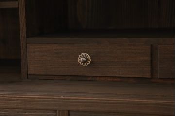 3段重ね桐箪笥を2つのサイドボードとローチェストにリメイク!上段は引き戸にガラスをはめ込み、引手を交換。チェス系に着色。中段は内部中央に仕切りを製作し衣装盆を8杯に変更。オーク系に着色。上・中段は天板を補強し、脚を取り付け。下段は高品質リペアを施し、クリアワックス仕上げに。