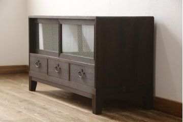 3段重ね桐箪笥を2つのサイドボードとローチェストにリメイク!上段は引き戸にガラスをはめ込み、引手を交換。チェス系に着色。中段は内部中央に仕切りを製作し衣装盆を8杯に変更。オーク系に着色。上・中段は天板を補強し、脚を取り付け。下段は高品質リペアを施し、クリアワックス仕上げに。