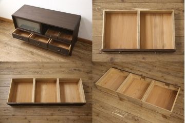 3段重ね桐箪笥を2つのサイドボードとローチェストにリメイク!上段は引き戸にガラスをはめ込み、引手を交換。チェス系に着色。中段は内部中央に仕切りを製作し衣装盆を8杯に変更。オーク系に着色。上・中段は天板を補強し、脚を取り付け。下段は高品質リペアを施し、クリアワックス仕上げに。