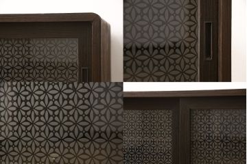 3段重ね桐箪笥を2つのサイドボードとローチェストにリメイク!上段は引き戸にガラスをはめ込み、引手を交換。チェス系に着色。中段は内部中央に仕切りを製作し衣装盆を8杯に変更。オーク系に着色。上・中段は天板を補強し、脚を取り付け。下段は高品質リペアを施し、クリアワックス仕上げに。