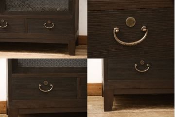 3段重ね桐箪笥を2つのサイドボードとローチェストにリメイク!上段は引き戸にガラスをはめ込み、引手を交換。チェス系に着色。中段は内部中央に仕切りを製作し衣装盆を8杯に変更。オーク系に着色。上・中段は天板を補強し、脚を取り付け。下段は高品質リペアを施し、クリアワックス仕上げに。