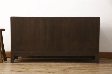 3段重ね桐箪笥を2つのサイドボードとローチェストにリメイク!上段は引き戸にガラスをはめ込み、引手を交換。チェス系に着色。中段は内部中央に仕切りを製作し衣装盆を8杯に変更。オーク系に着色。上・中段は天板を補強し、脚を取り付け。下段は高品質リペアを施し、クリアワックス仕上げに。