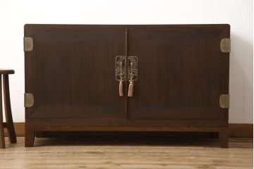 3段重ね桐箪笥を2つのサイドボードとローチェストにリメイク!上段は引き戸にガラスをはめ込み、引手を交換。チェス系に着色。中段は内部中央に仕切りを製作し衣装盆を8杯に変更。オーク系に着色。上・中段は天板を補強し、脚を取り付け。下段は高品質リペアを施し、クリアワックス仕上げに。