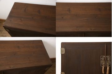 3段重ね桐箪笥を2つのサイドボードとローチェストにリメイク!上段は引き戸にガラスをはめ込み、引手を交換。チェス系に着色。中段は内部中央に仕切りを製作し衣装盆を8杯に変更。オーク系に着色。上・中段は天板を補強し、脚を取り付け。下段は高品質リペアを施し、クリアワックス仕上げに。