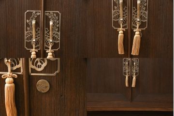 3段重ね桐箪笥を2つのサイドボードとローチェストにリメイク!上段は引き戸にガラスをはめ込み、引手を交換。チェス系に着色。中段は内部中央に仕切りを製作し衣装盆を8杯に変更。オーク系に着色。上・中段は天板を補強し、脚を取り付け。下段は高品質リペアを施し、クリアワックス仕上げに。