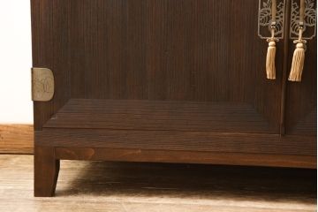 3段重ね桐箪笥を2つのサイドボードとローチェストにリメイク!上段は引き戸にガラスをはめ込み、引手を交換。チェス系に着色。中段は内部中央に仕切りを製作し衣装盆を8杯に変更。オーク系に着色。上・中段は天板を補強し、脚を取り付け。下段は高品質リペアを施し、クリアワックス仕上げに。