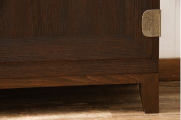 3段重ね桐箪笥を2つのサイドボードとローチェストにリメイク!上段は引き戸にガラスをはめ込み、引手を交換。チェス系に着色。中段は内部中央に仕切りを製作し衣装盆を8杯に変更。オーク系に着色。上・中段は天板を補強し、脚を取り付け。下段は高品質リペアを施し、クリアワックス仕上げに。