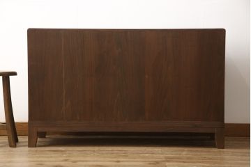 3段重ね桐箪笥を2つのサイドボードとローチェストにリメイク!上段は引き戸にガラスをはめ込み、引手を交換。チェス系に着色。中段は内部中央に仕切りを製作し衣装盆を8杯に変更。オーク系に着色。上・中段は天板を補強し、脚を取り付け。下段は高品質リペアを施し、クリアワックス仕上げに。