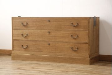 3段重ね桐箪笥を2つのサイドボードとローチェストにリメイク!上段は引き戸にガラスをはめ込み、引手を交換。チェス系に着色。中段は内部中央に仕切りを製作し衣装盆を8杯に変更。オーク系に着色。上・中段は天板を補強し、脚を取り付け。下段は高品質リペアを施し、クリアワックス仕上げに。