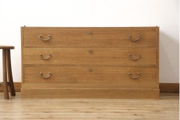 3段重ね桐箪笥を2つのサイドボードとローチェストにリメイク!上段は引き戸にガラスをはめ込み、引手を交換。チェス系に着色。中段は内部中央に仕切りを製作し衣装盆を8杯に変更。オーク系に着色。上・中段は天板を補強し、脚を取り付け。下段は高品質リペアを施し、クリアワックス仕上げに。