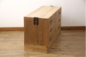 3段重ね桐箪笥を2つのサイドボードとローチェストにリメイク!上段は引き戸にガラスをはめ込み、引手を交換。チェス系に着色。中段は内部中央に仕切りを製作し衣装盆を8杯に変更。オーク系に着色。上・中段は天板を補強し、脚を取り付け。下段は高品質リペアを施し、クリアワックス仕上げに。