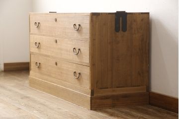 3段重ね桐箪笥を2つのサイドボードとローチェストにリメイク!上段は引き戸にガラスをはめ込み、引手を交換。チェス系に着色。中段は内部中央に仕切りを製作し衣装盆を8杯に変更。オーク系に着色。上・中段は天板を補強し、脚を取り付け。下段は高品質リペアを施し、クリアワックス仕上げに。