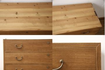 3段重ね桐箪笥を2つのサイドボードとローチェストにリメイク!上段は引き戸にガラスをはめ込み、引手を交換。チェス系に着色。中段は内部中央に仕切りを製作し衣装盆を8杯に変更。オーク系に着色。上・中段は天板を補強し、脚を取り付け。下段は高品質リペアを施し、クリアワックス仕上げに。