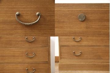 3段重ね桐箪笥を2つのサイドボードとローチェストにリメイク!上段は引き戸にガラスをはめ込み、引手を交換。チェス系に着色。中段は内部中央に仕切りを製作し衣装盆を8杯に変更。オーク系に着色。上・中段は天板を補強し、脚を取り付け。下段は高品質リペアを施し、クリアワックス仕上げに。