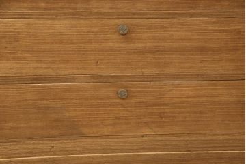 3段重ね桐箪笥を2つのサイドボードとローチェストにリメイク!上段は引き戸にガラスをはめ込み、引手を交換。チェス系に着色。中段は内部中央に仕切りを製作し衣装盆を8杯に変更。オーク系に着色。上・中段は天板を補強し、脚を取り付け。下段は高品質リペアを施し、クリアワックス仕上げに。