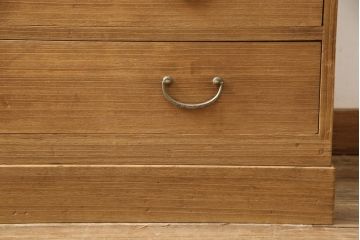 3段重ね桐箪笥を2つのサイドボードとローチェストにリメイク!上段は引き戸にガラスをはめ込み、引手を交換。チェス系に着色。中段は内部中央に仕切りを製作し衣装盆を8杯に変更。オーク系に着色。上・中段は天板を補強し、脚を取り付け。下段は高品質リペアを施し、クリアワックス仕上げに。