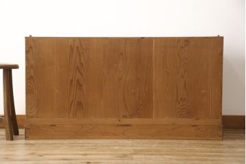 3段重ね桐箪笥を2つのサイドボードとローチェストにリメイク!上段は引き戸にガラスをはめ込み、引手を交換。チェス系に着色。中段は内部中央に仕切りを製作し衣装盆を8杯に変更。オーク系に着色。上・中段は天板を補強し、脚を取り付け。下段は高品質リペアを施し、クリアワックス仕上げに。