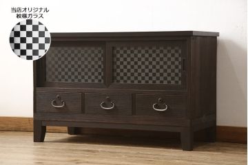 3段重ね桐箪笥をサイドボード、ローチェスト、ローボードにリメイク!上段の引き戸にはガラスをはめ込み、引手を交換。天板と木製脚を取り付け。中段は1段目の引き出し内に仕切りを製作。下段は1段目をフラップダウン扉にし、キャスターを取り付け。いずれもオーク系に着色仕上げ。