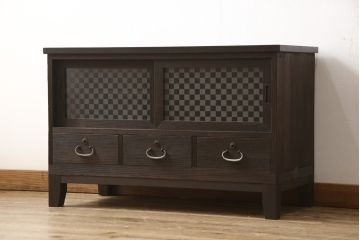 3段重ね桐箪笥をサイドボード、ローチェスト、ローボードにリメイク!上段の引き戸にはガラスをはめ込み、引手を交換。天板と木製脚を取り付け。中段は1段目の引き出し内に仕切りを製作。下段は1段目をフラップダウン扉にし、キャスターを取り付け。いずれもオーク系に着色仕上げ。