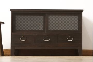 3段重ね桐箪笥をサイドボード、ローチェスト、ローボードにリメイク!上段の引き戸にはガラスをはめ込み、引手を交換。天板と木製脚を取り付け。中段は1段目の引き出し内に仕切りを製作。下段は1段目をフラップダウン扉にし、キャスターを取り付け。いずれもオーク系に着色仕上げ。