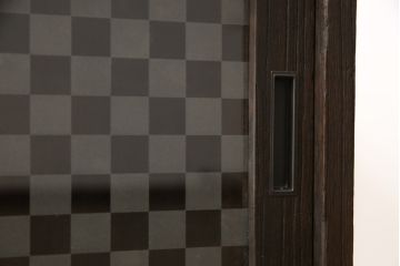 3段重ね桐箪笥をサイドボード、ローチェスト、ローボードにリメイク!上段の引き戸にはガラスをはめ込み、引手を交換。天板と木製脚を取り付け。中段は1段目の引き出し内に仕切りを製作。下段は1段目をフラップダウン扉にし、キャスターを取り付け。いずれもオーク系に着色仕上げ。