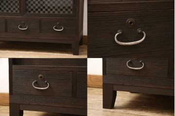 3段重ね桐箪笥をサイドボード、ローチェスト、ローボードにリメイク!上段の引き戸にはガラスをはめ込み、引手を交換。天板と木製脚を取り付け。中段は1段目の引き出し内に仕切りを製作。下段は1段目をフラップダウン扉にし、キャスターを取り付け。いずれもオーク系に着色仕上げ。