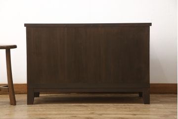 3段重ね桐箪笥をサイドボード、ローチェスト、ローボードにリメイク!上段の引き戸にはガラスをはめ込み、引手を交換。天板と木製脚を取り付け。中段は1段目の引き出し内に仕切りを製作。下段は1段目をフラップダウン扉にし、キャスターを取り付け。いずれもオーク系に着色仕上げ。