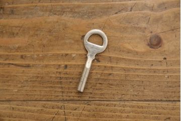 3段重ね桐箪笥をサイドボード、ローチェスト、ローボードにリメイク!上段の引き戸にはガラスをはめ込み、引手を交換。天板と木製脚を取り付け。中段は1段目の引き出し内に仕切りを製作。下段は1段目をフラップダウン扉にし、キャスターを取り付け。いずれもオーク系に着色仕上げ。