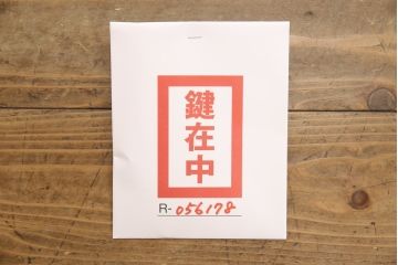 3段重ね桐箪笥をサイドボード、ローチェスト、ローボードにリメイク!上段の引き戸にはガラスをはめ込み、引手を交換。天板と木製脚を取り付け。中段は1段目の引き出し内に仕切りを製作。下段は1段目をフラップダウン扉にし、キャスターを取り付け。いずれもオーク系に着色仕上げ。