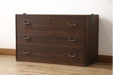 3段重ね桐箪笥をサイドボード、ローチェスト、ローボードにリメイク!上段の引き戸にはガラスをはめ込み、引手を交換。天板と木製脚を取り付け。中段は1段目の引き出し内に仕切りを製作。下段は1段目をフラップダウン扉にし、キャスターを取り付け。いずれもオーク系に着色仕上げ。