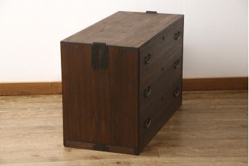 3段重ね桐箪笥をサイドボード、ローチェスト、ローボードにリメイク!上段の引き戸にはガラスをはめ込み、引手を交換。天板と木製脚を取り付け。中段は1段目の引き出し内に仕切りを製作。下段は1段目をフラップダウン扉にし、キャスターを取り付け。いずれもオーク系に着色仕上げ。