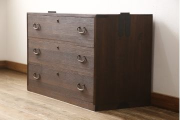 3段重ね桐箪笥をサイドボード、ローチェスト、ローボードにリメイク!上段の引き戸にはガラスをはめ込み、引手を交換。天板と木製脚を取り付け。中段は1段目の引き出し内に仕切りを製作。下段は1段目をフラップダウン扉にし、キャスターを取り付け。いずれもオーク系に着色仕上げ。