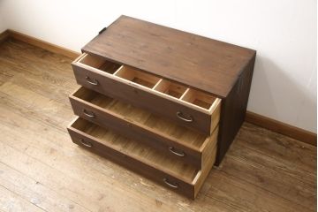 3段重ね桐箪笥をサイドボード、ローチェスト、ローボードにリメイク!上段の引き戸にはガラスをはめ込み、引手を交換。天板と木製脚を取り付け。中段は1段目の引き出し内に仕切りを製作。下段は1段目をフラップダウン扉にし、キャスターを取り付け。いずれもオーク系に着色仕上げ。